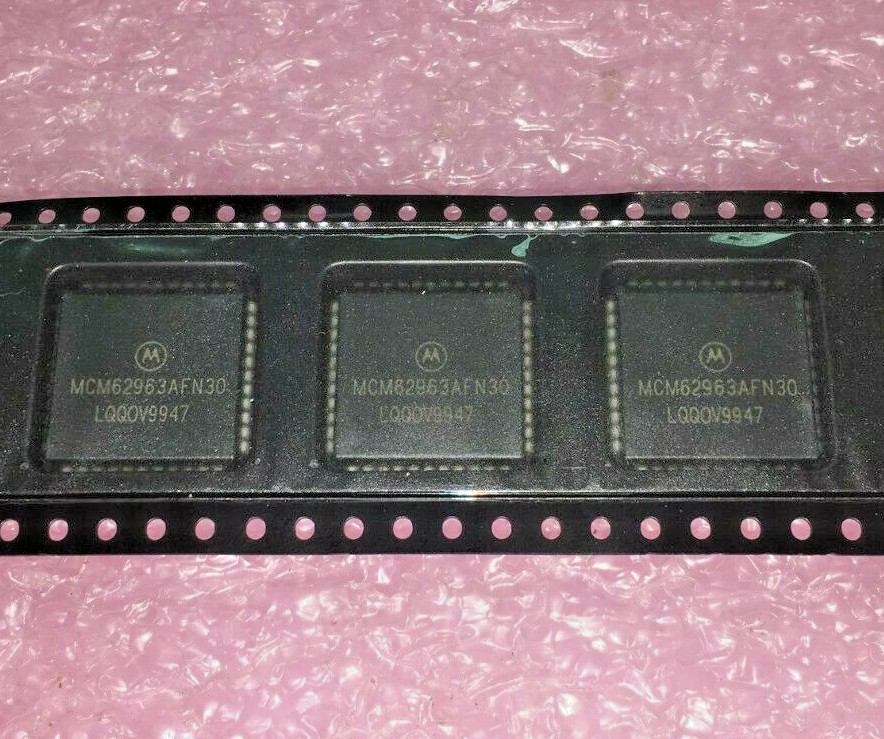(3 PIECE LOT) MCM62963AFN30R2, MOTOROLA Cache SRAM, 4KX10, CMOS, PQCC44