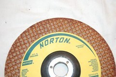 Norton 7″X1/4″X7/8″ Brown Grinding Disc for Stainless A24-KBFR2