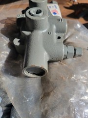 Prince 4 Ways Monoblock Hydraulic Directional Valve with 20 Flow Capacity (GPM)