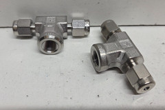 LOT OF 2 NEW NO BOX! PARKER 1/8″TUBE X 1/8″FNPT STAINLESS BRANCH TEES 2FBT2N-316