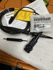 TEKTRONIX P2220 OSCILLOSCOPE PROBE PASSIVE 200 MHZ 300 V W/accessories NEW