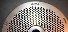 Hubert L&W Meat Grinder Plate Die Size #56 6″ diameter 7/64″ holes & Hub