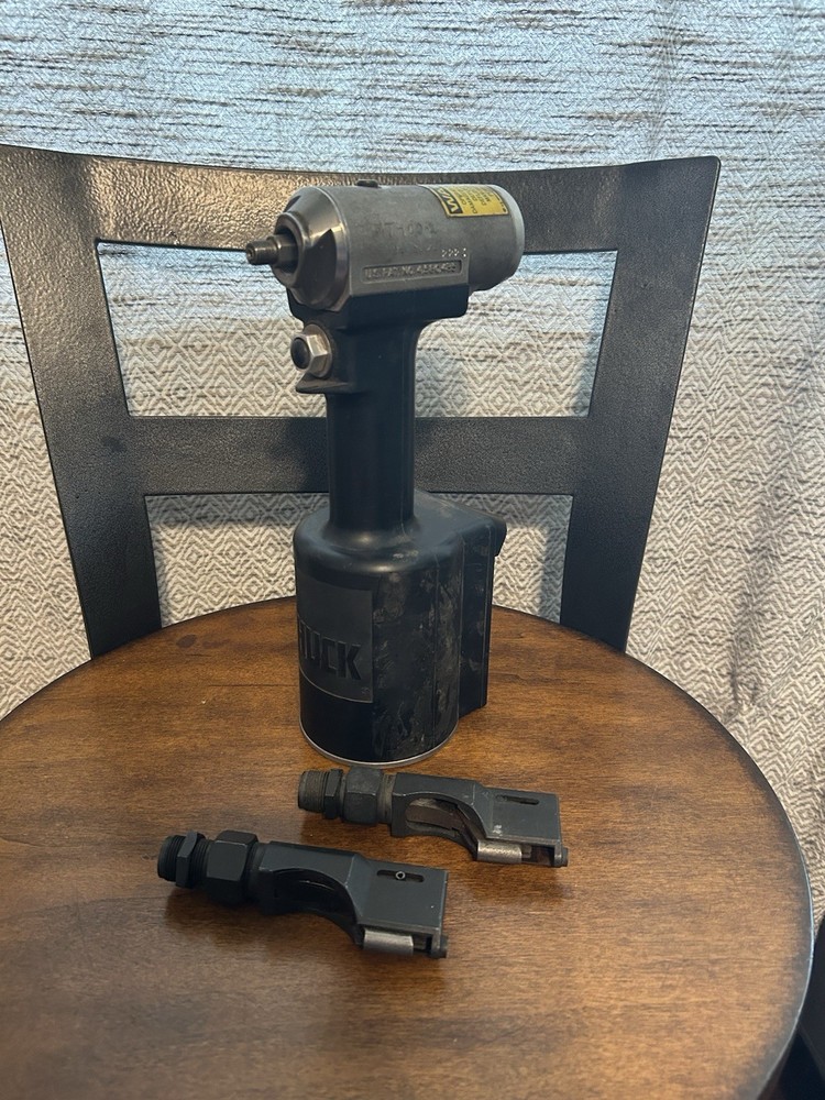 Huck Model 227 Pneumatic Riveter Gun Untested