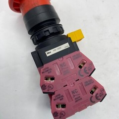 IDEC HW-CB02 PUSH BUTTON RED TWIST LOCK W/ HW-G01 CONTACT BLOCKS