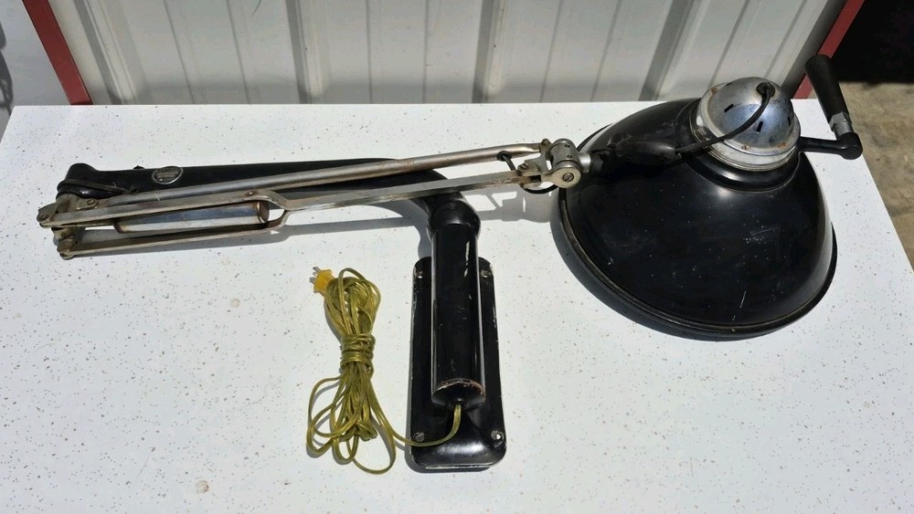 Pelton E&O Dental Exam Operating Light Vintage W/Wall Mount And Adjustable Arm