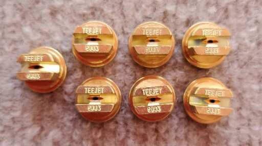 Pack of 7 – TeeJet Brass Flat Fan Spray Tips 80° Rated 0.20 GPM @ 40 PSI TP8002