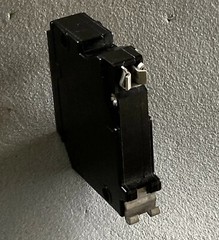 (1) CH120 Cutler-Hammer Type CH 1 Pole 20 Amp 120v METAL FOOT / FULL NOTCH Used