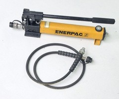 ENERPAC P392 TWO-SPEED HYDRAULIC HAND PUMP 700 BAR/ 10,000 PSI With Hose