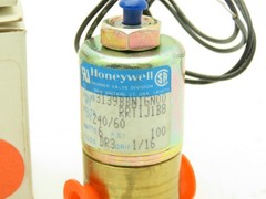 Honeywell Skinner 3139BBN1GN00 Solenoid Valve 3-Way NO 240V 100PSI 1/8″ Lot of 4
