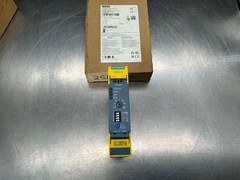 Siemens 3SK1121-1CB42 Safety Relay with Time Delay 0.5-30 s