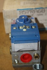 NOS ITT B57RA68 Midgitrol Mark II 24V Combination Gas Valve w/ Regulator