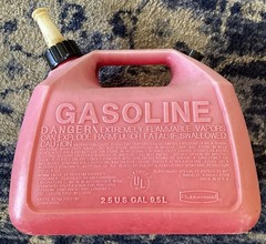 Rubbermaid Essence 2.5 Gallon Red Vented Gas Can Pre Ban 1226 w/ Cap USA 2 1/2