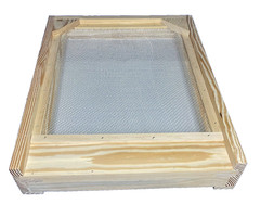 Pine 10 frame IPM screened bottom board with corrugated plastic in wood tray