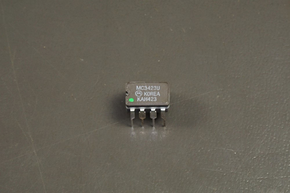 MC3423U Motorola Overvoltage Sensing Circuit 6.5V 8 Pin DIP Through Hole NOS