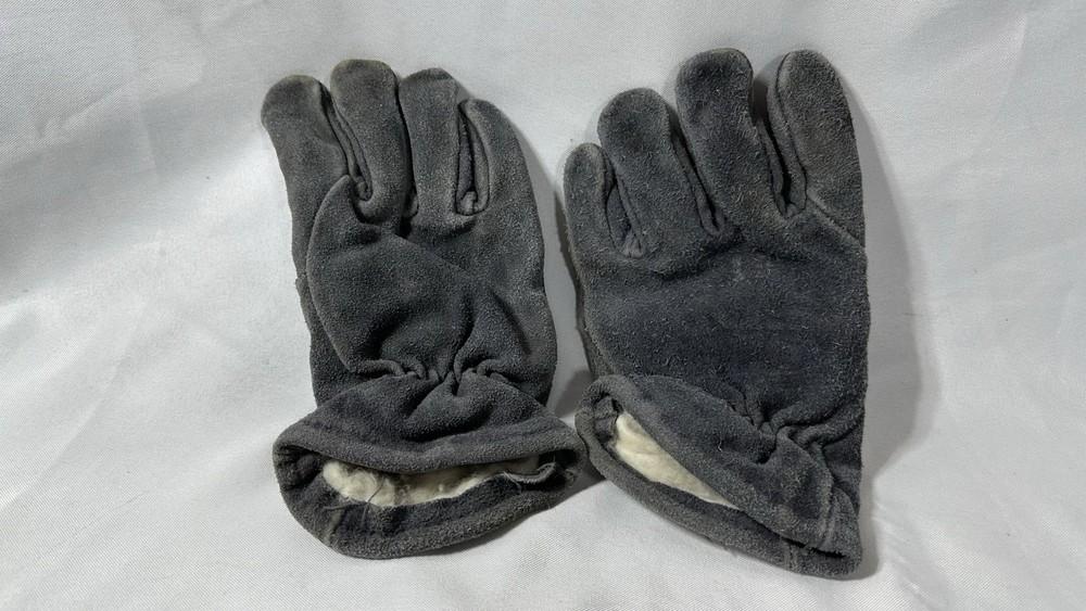 Shelby 5228 Firefighter Gloves Medium NFPA Structural Turnout Cowhide Gauntlet