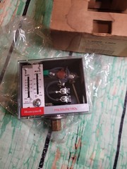 HONEYWELL L404B1304 / L404B1304 Pressuretrol Range 2 To 15 PSI Diff 1-6 PSI NOS