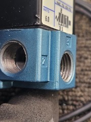 Mac Valves 113B-551BAAA: 3-Way Universal Solenoid Poppet Valve 1/4″ NPTF 12 VDC