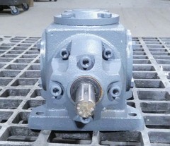 9.26 Input HP Boston Gear VR137-QM8 1:1 Ratio Right Angle Bevel Gear Drive S…