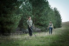 Minelab GO FIND 44 Metal Detector w/ 10″ Waterproof Coil & Bluetooth App