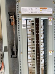 1- 225AMP 480V 42CKT MAIN LUG 3PHASE 4 WIRE COMPLETE PANEL NEMA 1 SURFACE 42″
