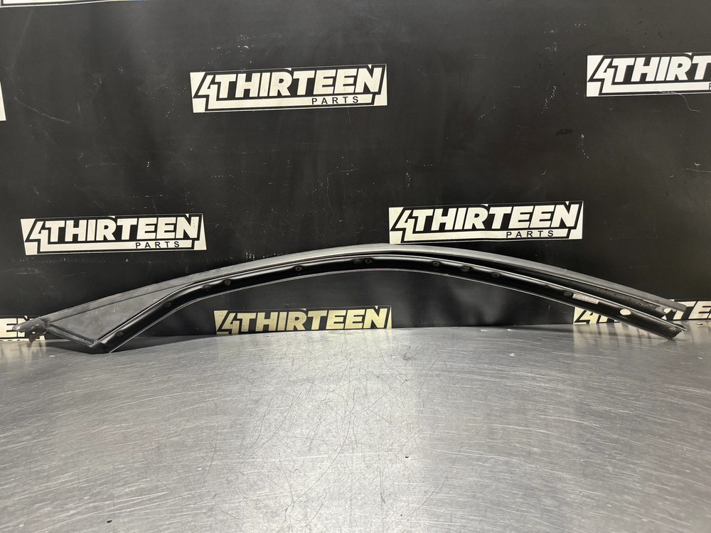 97-04 C5 CORVETTE LH DRIVER EXTERIOR A PILLAR MOLDING 10422997 OEM #N285