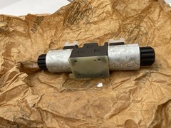 CATERPILLAR 615-6172 12 Volts Broom Cylinder Control Manifold 906 907 908 Loader