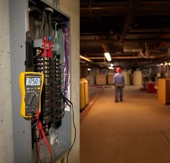 Fluke 117/323 Electricians Combo Kit Digital Multimeter Clamp Meter 400AC 600DC
