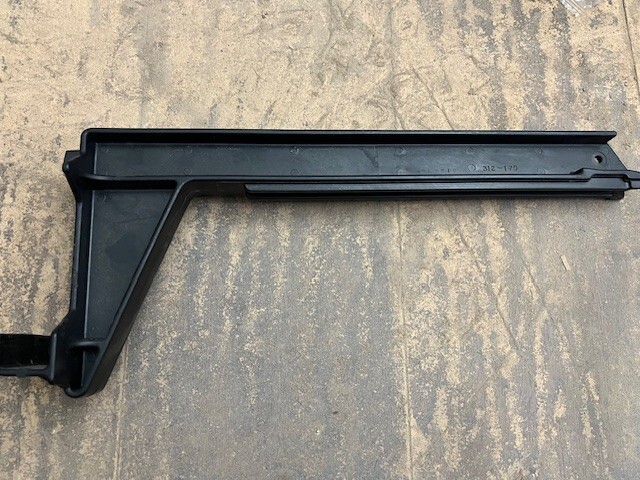Trade Fixtures Arm 17″ Intermediate (Center) with Rail for 8″ X 17″ Bins 312-170