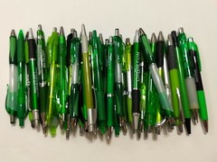 30ct Mixed Lot Misprint Retractable Click Pens: FORREST / KELLY / GREEN