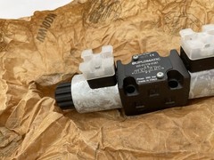 CATERPILLAR 615-6172 12 Volts Broom Cylinder Control Manifold 906 907 908 Loader