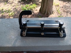 MASTER PRODUCTS 3 HOLE PUNCH BLACK USED