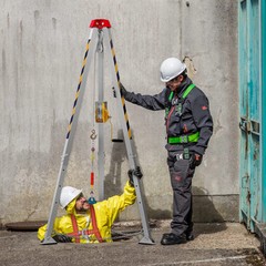VEVOR Confined Space Tripod Kit Rescue Tripod Fall Arrest 4-7 ft Legs 1200 lbs