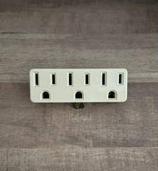 LEVITON R43-698-W GROUNDING TRIPLE OUTLET ADAPTER