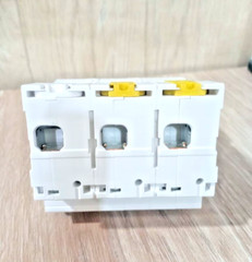 1PC A9N18365 SCHNEIDER CIRCUIT BREAKER Acti9 C120N 3P – 80A – C curve NEW