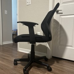 Black Mesh Back Swivel Office/Desk Chair w/ Armrests & Casters