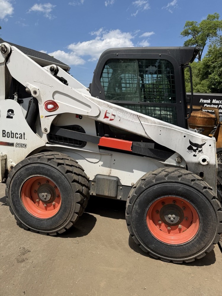 Bobcat Skid Steer Landscape Loader Paving Asphalt S850 Skidsteer 3300 Hours