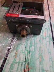 HONEYWELL L404B1304 / L404B1304 Pressuretrol Range 2 To 15 PSI Diff 1-6 PSI NOS