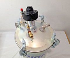 Binks 2.8 Gallon Pressure Tank Zinc Plated Double Regulator 83C-221