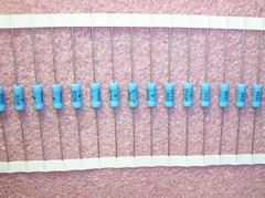 QTY (25) 825 Ohm 2W 1% FLAME PROOF METAL FILM RESISTORS FP69P-825-1% VISHAY