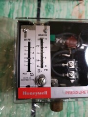 HONEYWELL L404B1304 / L404B1304 Pressuretrol Range 2 To 15 PSI Diff 1-6 PSI NOS