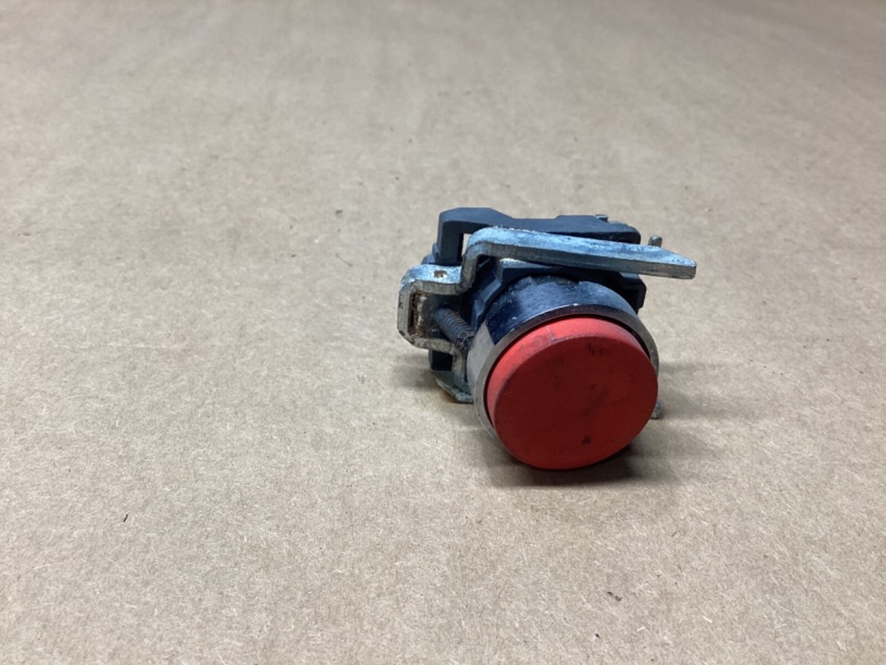 Schneider ZBE-102 RED PUSH BUTTON #125L81