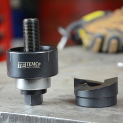 TEMCo TH0395 – 1 1/2″ Conduit Hole Size Knockout Punch Unit & Manual Draw Stud