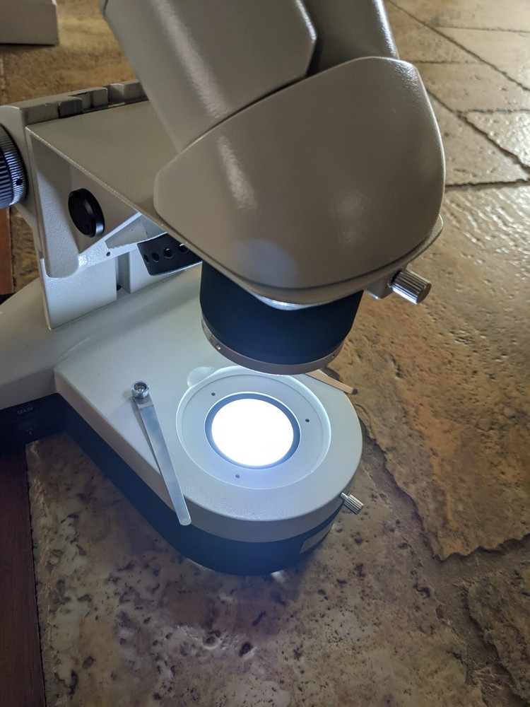 Edmund Scientific microscope 31192-00 Dual eyepiece Perfect condition electronic