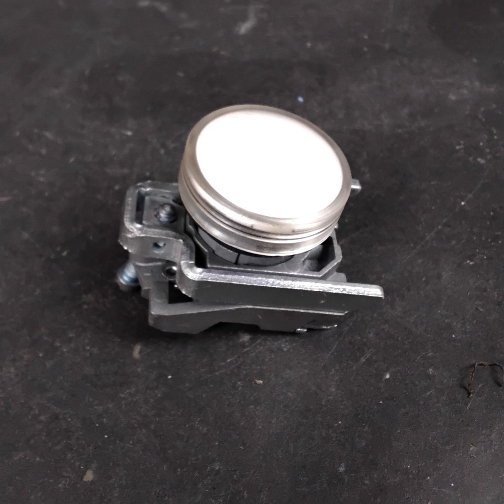SCHNEIDER ELECTRIC ZB4BZ009 MOUNTING BASE ($13 OBO)