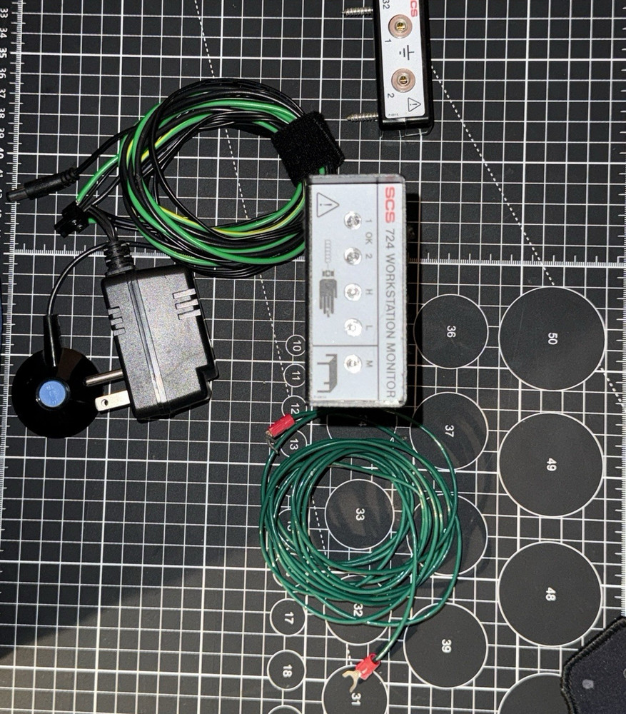 SCS 724 Workstation Monitor with Power Adapter, Cables, and Accessories