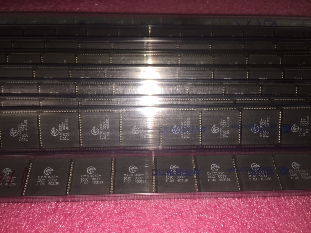 (3 PIECE LOT) CY7C1032-10JC, CYPRESS, 64KX18 CACHE SRAM, 10ns, PQCC52