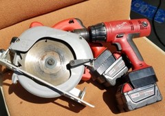 Milwaukee M18 Lithium battery to V18 Nicad tool adapter