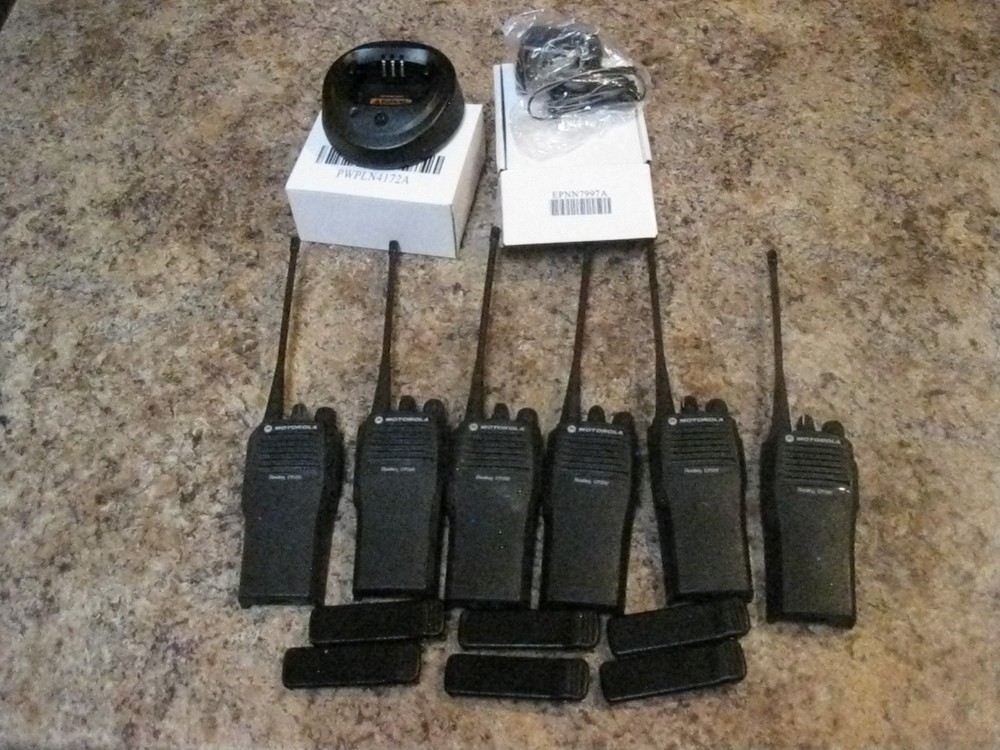 MOTOROLA CP200 AAH50RDC9AA1AN 438-470 UHF 4 CH Radio 4 Watts w/ Cgr (Lot#BP672)