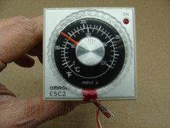 OMRON TEMPERATURE CONTROLLER E5C2-R20J-W 3A 250VAC 0-400°F W/5X852N BASE