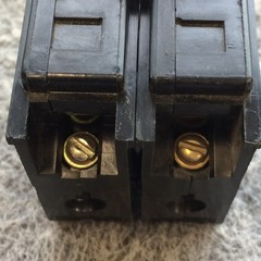 Siemens B220 Circuit Breaker 20A 2Pole 120/240VAC 10KAIC Bolt On Panel Mount